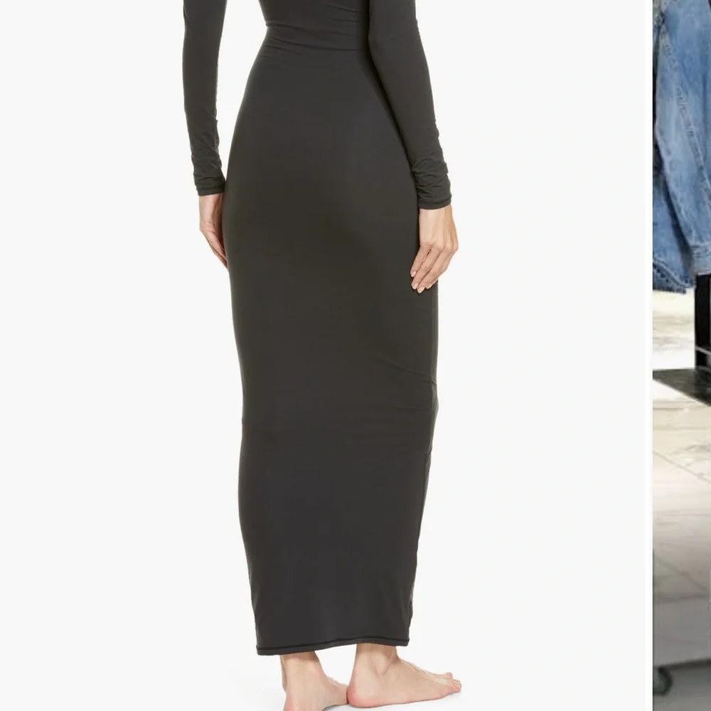 SKIMS maxi dress
Fits Everybody Crew Neck
Long Sleeve Dress - Picture 3 of 8